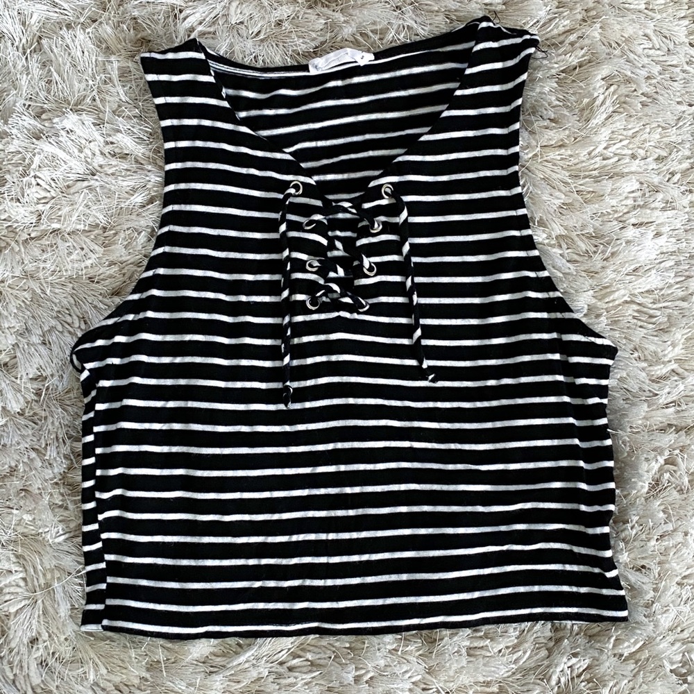 3/$12🌼Black and white crop top